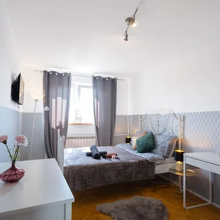 Clicktheflat Wilson Square אכסניה ורשה