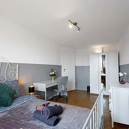 Clicktheflat Wilson Square Hostel *